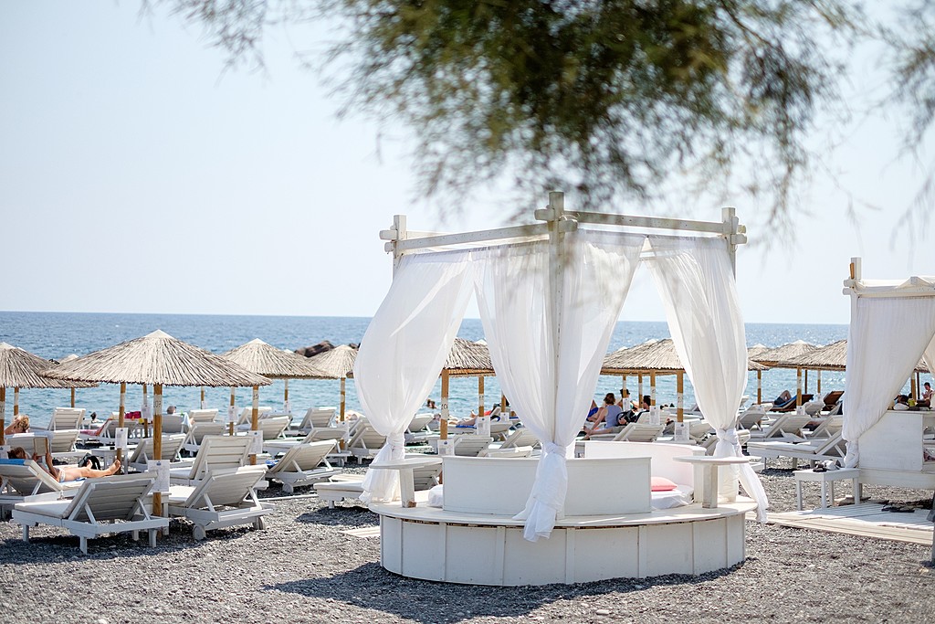 No shortage of lounge chairs on Kamari beach