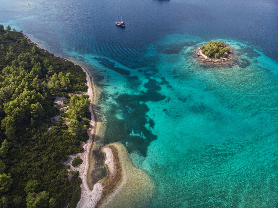 Photo Horizon. Untouched nature and rich forests are ideal places to peacefully enjoy the pristine beauty of the natural surroundings.