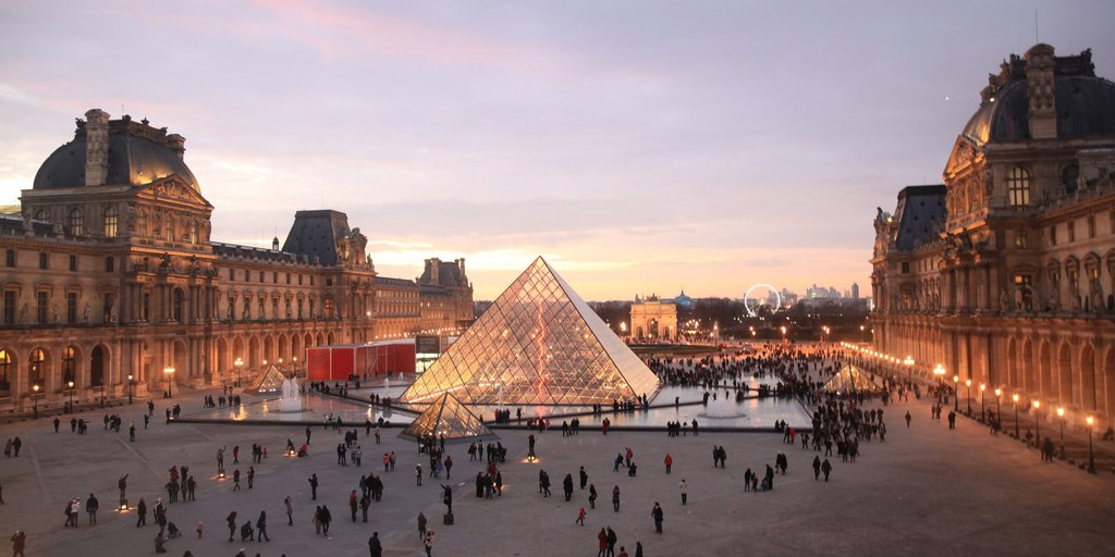 Le Louvre pyramid