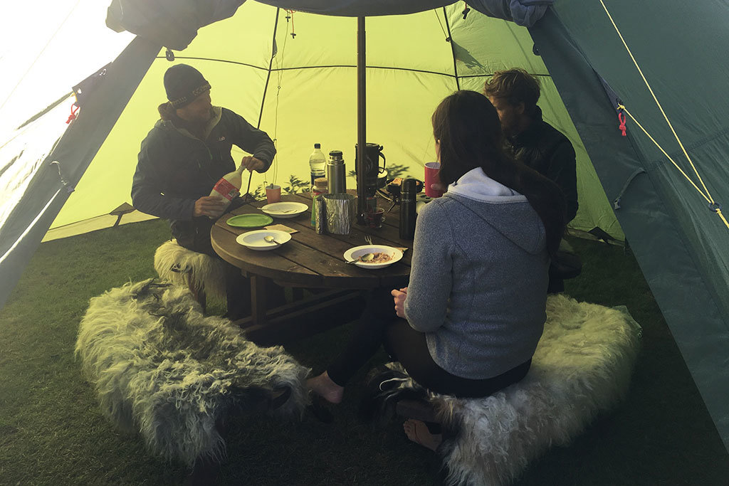 tent and breakfast