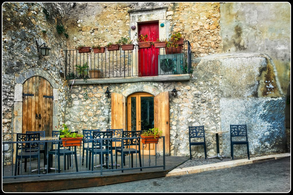 The charming courtyards of Puglia