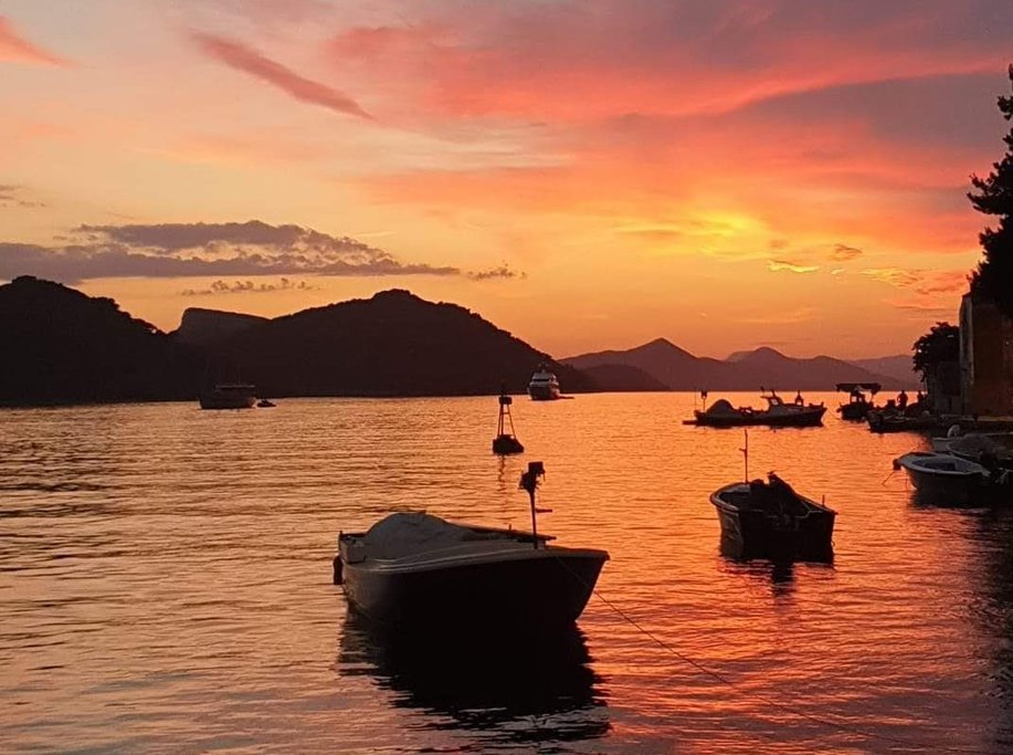 Photo Horizon. Is there anything more peaceful then taking in the quiet beauty of the setting sun?