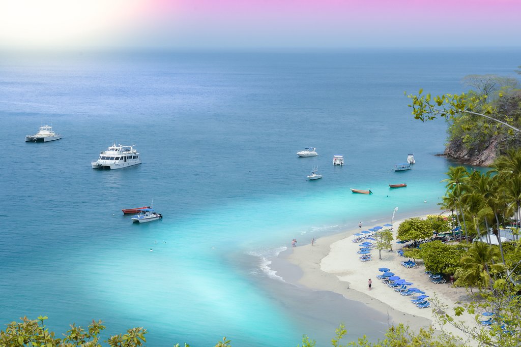 The turquoise bay of Isla Tortuga