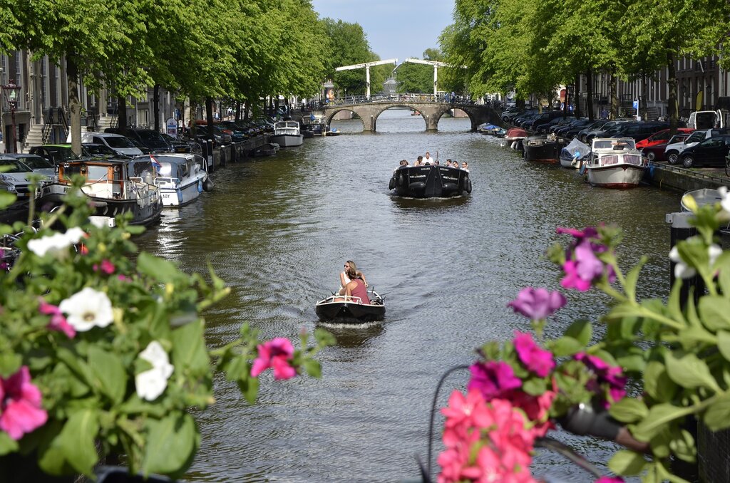 Private canal cruise to Rijksmuseum