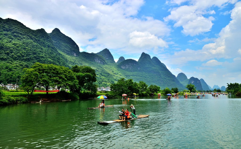 Cruise down the Li River