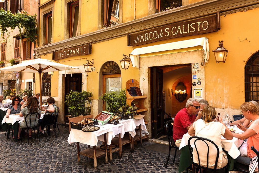 outdoor restaurant in Trastevere district