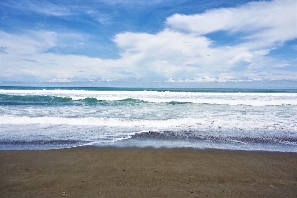 The waves at Playa Dominical