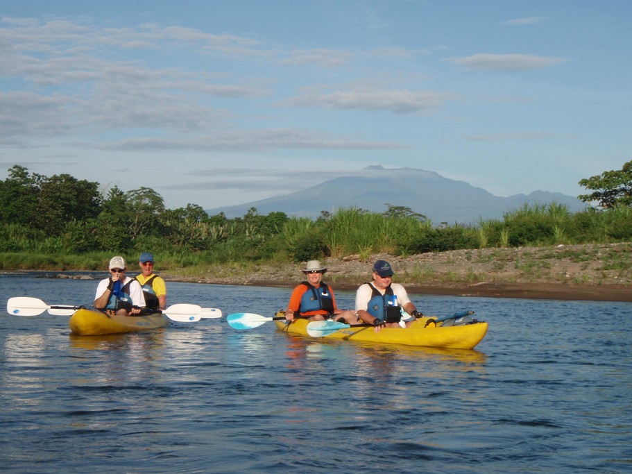 Travel down the Pacuare by kayak