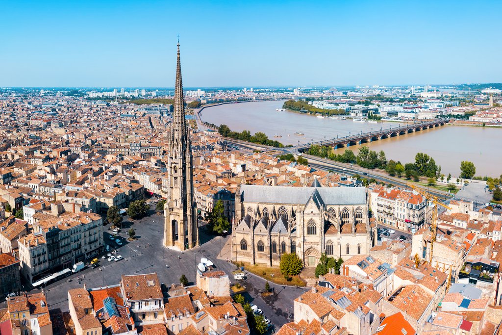 Bordeaux's location along the Garonne River