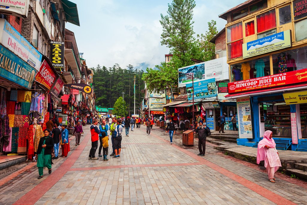 The Mall, a main pedestrian street in Manali 