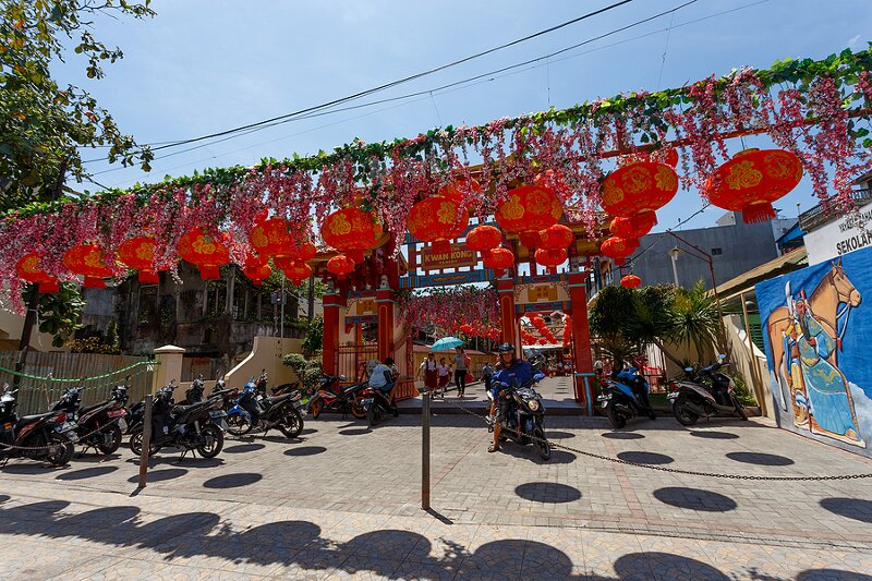 The gateway to Klenteng Kwan Kong Temple in Manado