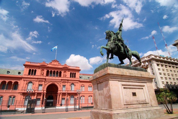 A famous statue of General José de San Martin