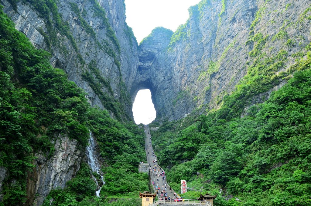 The natural archway at Tianmen Mountain