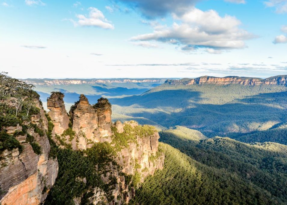 The Three Sisters rock formations, in the Blue Mountains