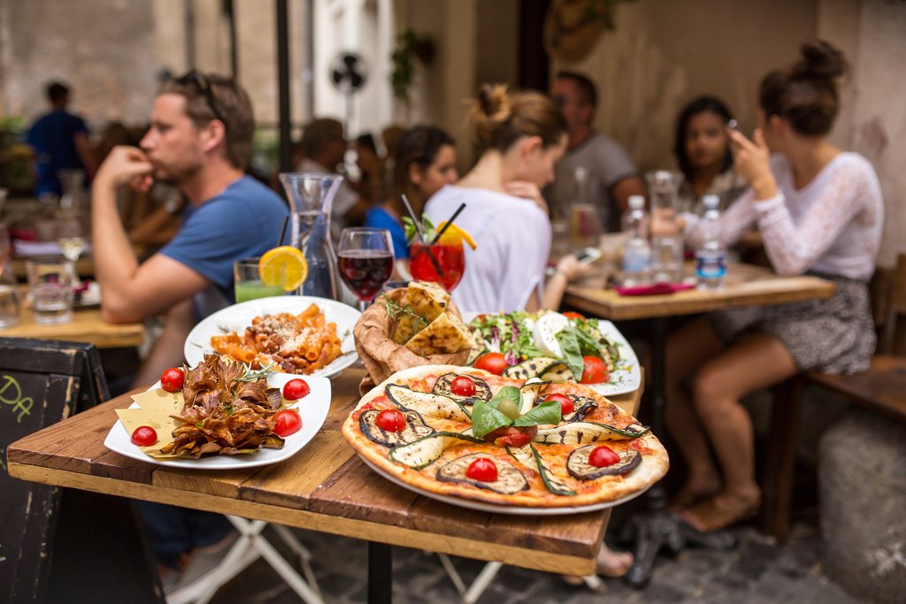 Pizza and pasta al fresco in Rome