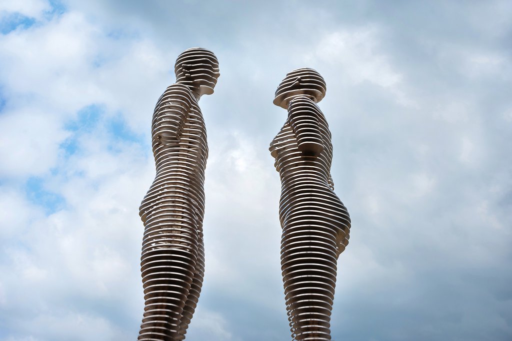 The statue of Ali and Nino in Batumi