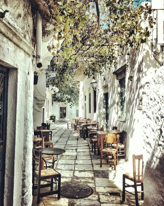 Meandering steps in Apiranthos village