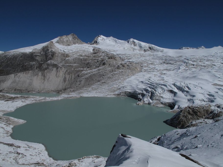Glaciar lake and mountains