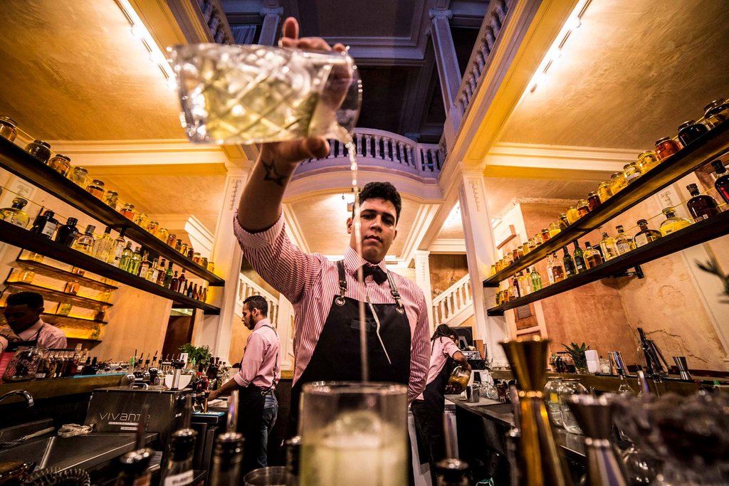 Mixologist at work at Alquimico