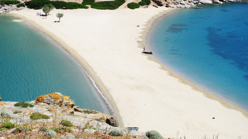 Beach between the bays