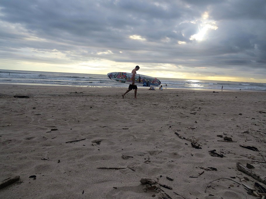 With its gentle waves and sheltered location, Sámara is a a perfect place for surfing lessons