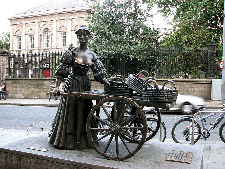 Molly Malone statue