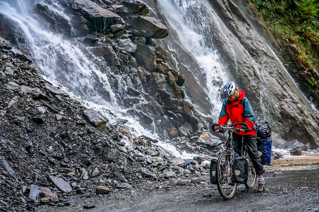 Bike through the magnificent Tiger Leaping Gorge