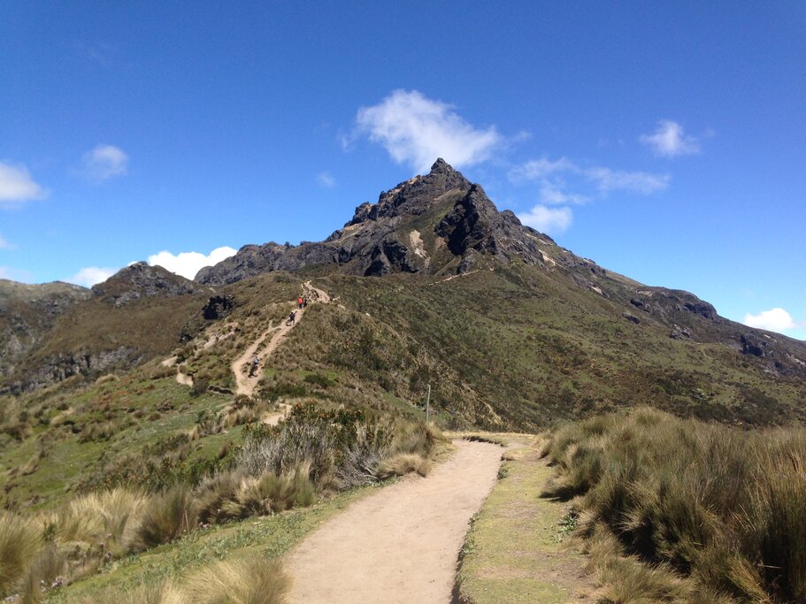 Path leading to the summit of Rucu Pichincha