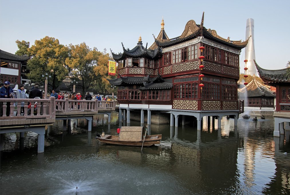 Stroll through the ancient Yuyuan Garden
