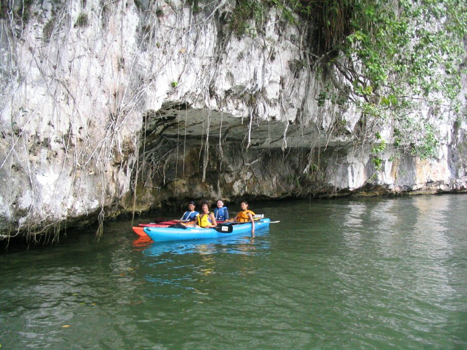 Paddling along Rio Dulce