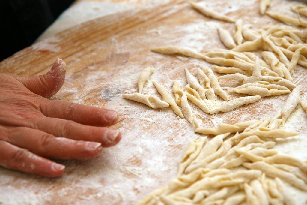 Make Umbria's strangozzi pasta by hand.