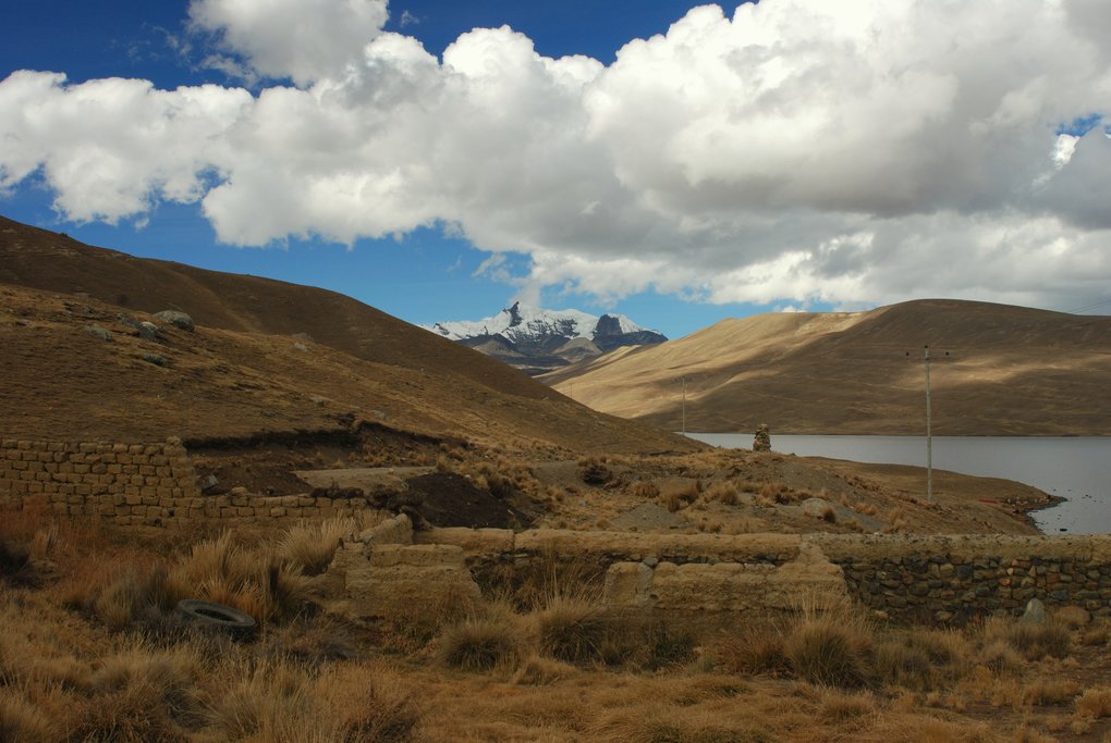 The road leading to Pelechuco