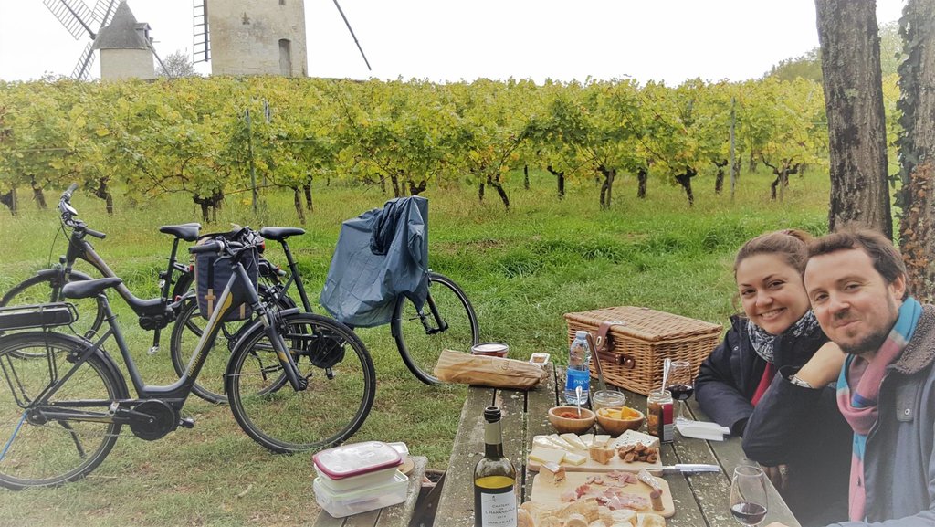 Picnic lunch in Saint-Emilion vineyards
