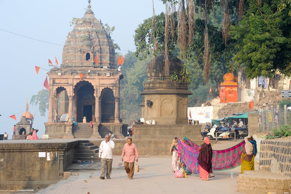 Explore the ghats of Maheshwar
