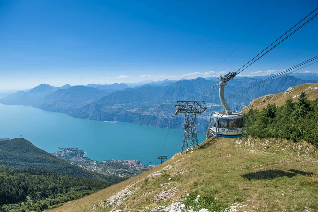 Panoramic Cableway on the wings of Baldo