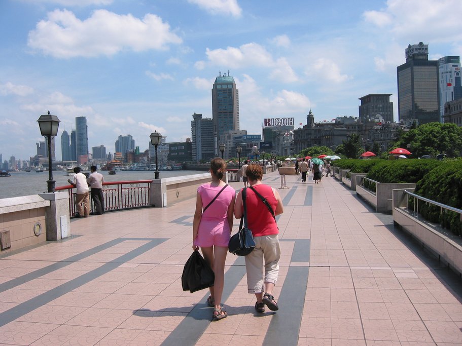 Take family portraits at the Bund