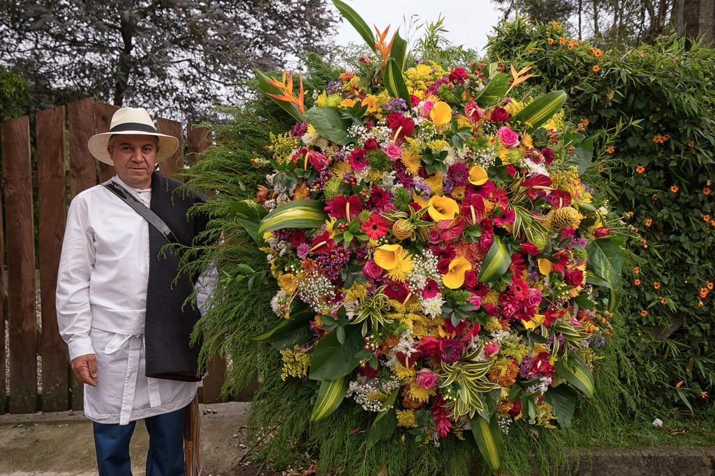 A silletero with his ornate floral display