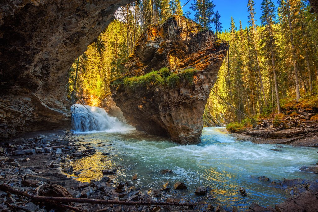 Johnston Canyon Upper and Lower Falls trail