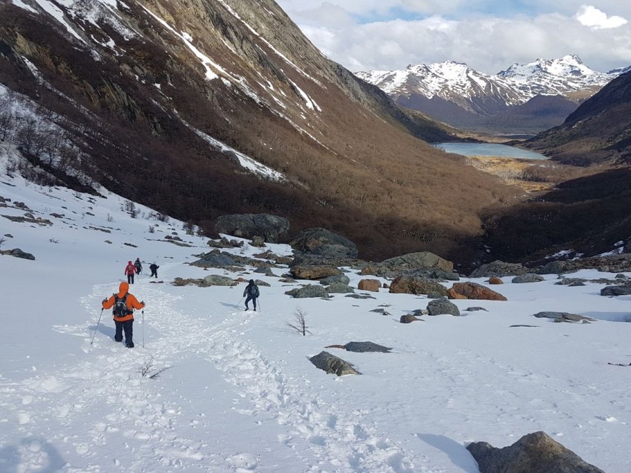 Trekkers on their way to the lagoon