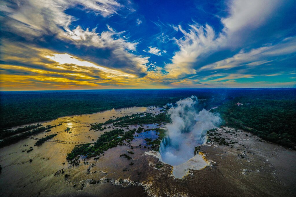 Iguaçu Falls spans the borders of Brazil, Argentina, and Paraguay