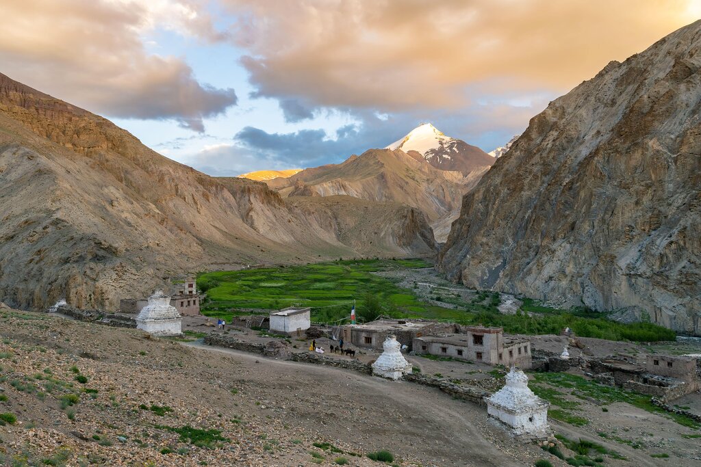 Scenic mountain views around Hankar