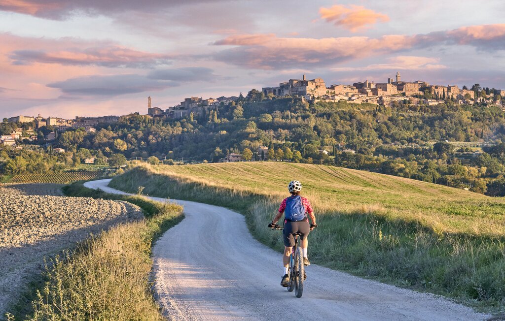 Cycle through the scenic Tuscan countryside