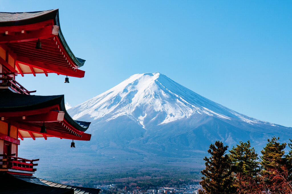 best time to visit Japan - Chureito pagoda during Spring time, with Mount Fuji in background