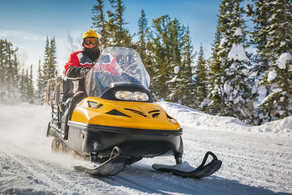 Take an unforgettable snowmobile tour in Ylläs