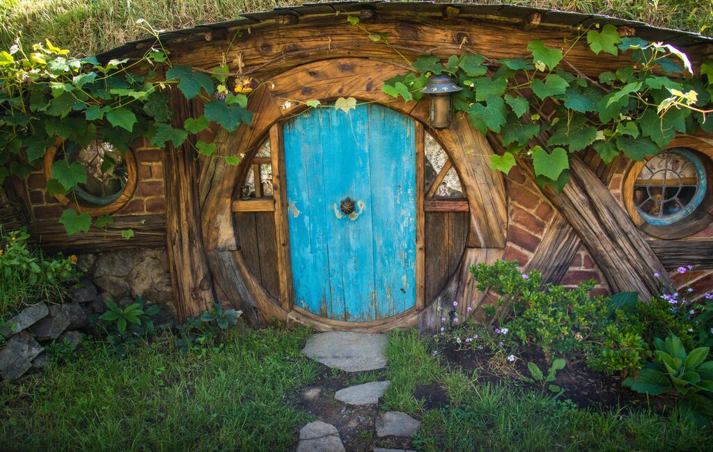 Hobbiton door