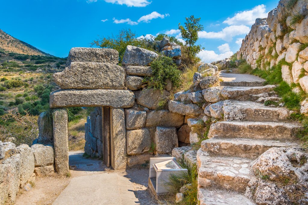 The north gate of the palace of Mycenae was constructed around 1250 BC