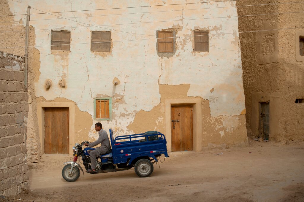 Get lost in the narrow, mud-brick alleys of Siwa