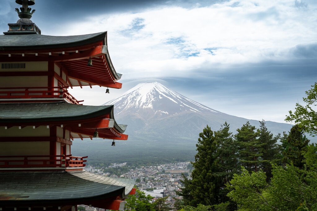 best time to visit Japan - Chureito pagoda during Spring time, with Mount Fuji in background