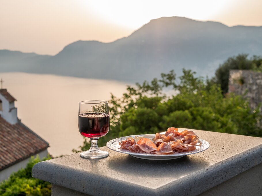 Combine wine tasting and the beauty of the Amalfi coast on today's trip