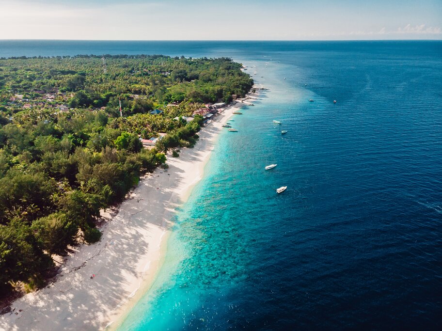 A long stretch of sandy beach on Gili Air